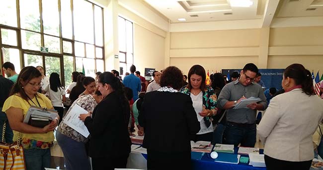 Programme de bourses de FUNIBER reçu avec un grand intérêt lors de la VIe Expo Bourses de troisième cycle 2016 à El Salvador