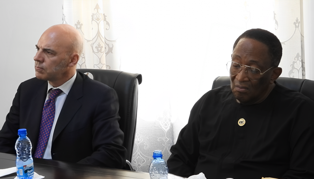F. Álvaro Durántez Prados, directeur des relations institutionnelles de FUNIBER, et M. Agustín Nze Nfumu, président de l'Académie équatoguinéenne de langue espagnole (AEGLE).