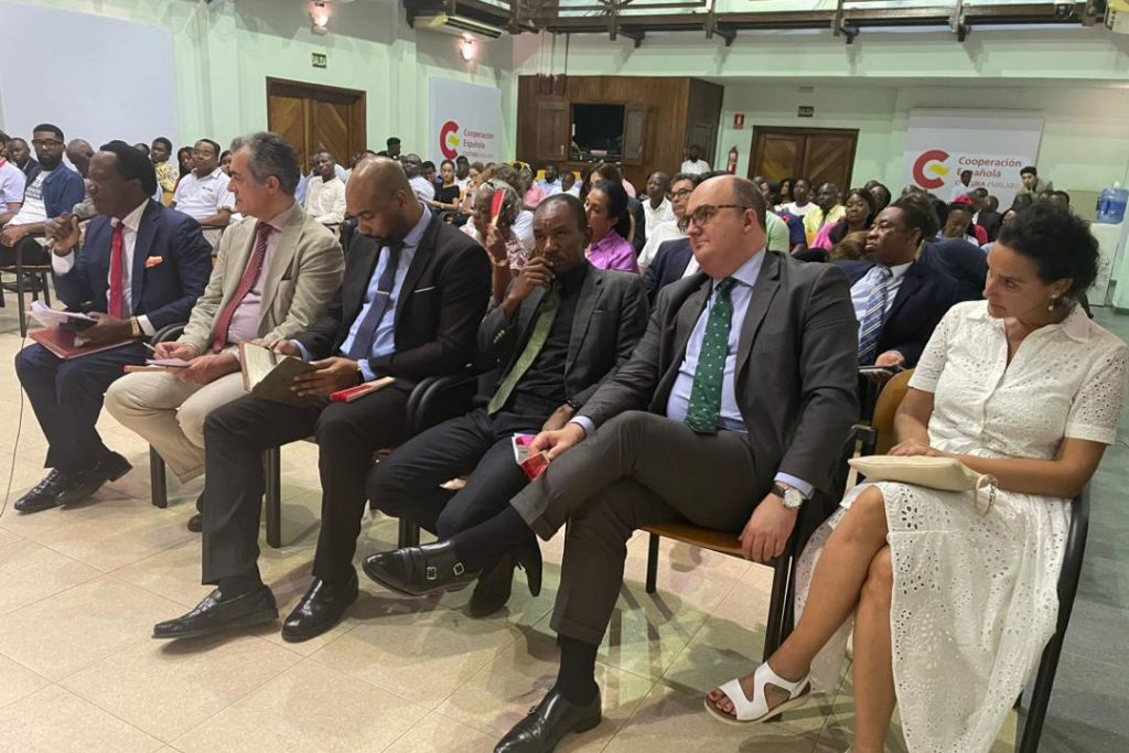 Vue de l'auditorium du Centre culturel espagnol de Malabo pendant la conférence du Dr Durántez.  Ricardo Mateo Sila, ambassadeur de Guinée équatoriale chargé de la lusophonie ; M. Pedro Soares de Oliveira, ambassadeur de la République portugaise en Guinée équatoriale, et M. Filiberto Ntutumu Nguema Nchama, recteur magnifique de l'université nationale de l'université de Guinée équatoriale.