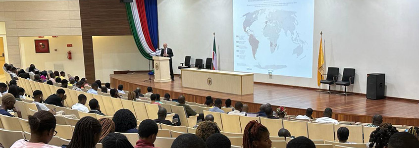 Vue de l'auditorium de l'Université afro-américaine d'Afrique centrale (AAUCA) pendant la conférence du Dr. F. Álvaro Durántez Prados.