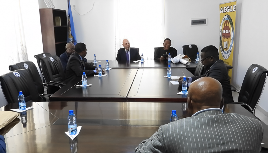 Image de la réunion tenue par le représentant de FUNIBER avec les principales autorités de l'Académie équatoguinéenne de la langue espagnole.