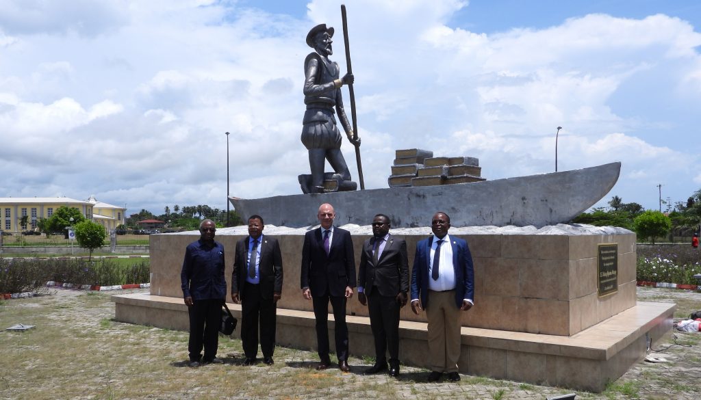 Durántez et les autorités de l'Académie équatoguinéenne de la langue espagnole à côté de la statue de « Don Quichotte Bantou » érigée dans la ville de Bata.