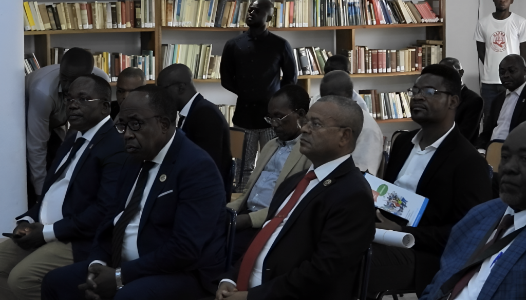 Image de certaines des autorités présentes à la présentation qui s'est déroulée au Centre international postuniversitaire de Guinée équatoriale « Verónica Eyang ». Au centre, le sénateur et bienfaiteur de l'entité, M. Florentino Ncogo Ndong. 