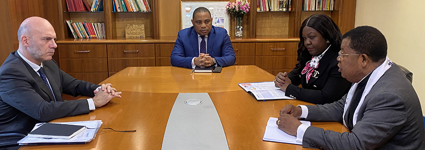 De gauche à droite, F. Álvaro Durántez Prados, directeur des relations institutionnelles de FUNIBER ; Domingo Edu Andeme, conseiller et chargé d'affaires de l'ambassade de Guinée équatoriale en Espagne ; Mme Nuria Lucia Beholi Epesi, secrétaire d'État du MTIT, et le Prêtre Fernando Ignacio Ondo, président du CIPVE.