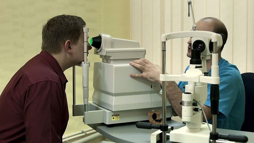Jeune homme examiné par un ophtalmologiste
